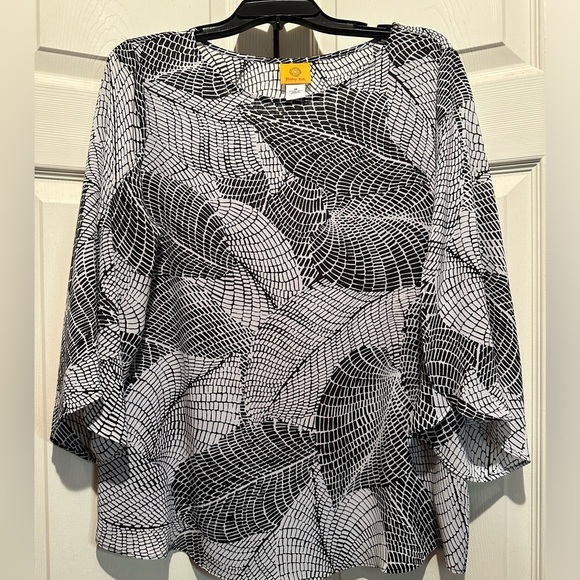 Black and white Ruby Rd women's medium blouse. Flowy, floral, lightweight - Picture 1 of 3